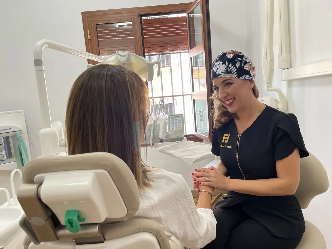 Profesional de Clínica Dental Fades atendiendo a una paciente en la clínica